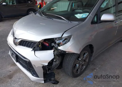 2018 Toyota Sienna Se/Se Premium z USA, uszkodzony, nr VIN 5TDXZ3DC0JS950481